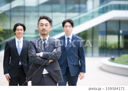 社長や経営者、コンサルタントなどの3人複数のビジネスシーンカメラ目線笑顔 腕を組む 社長や経営者、コンサルタントなどの3人複数のビジネスシーンカメラ目線笑顔 腕を組む 139384171