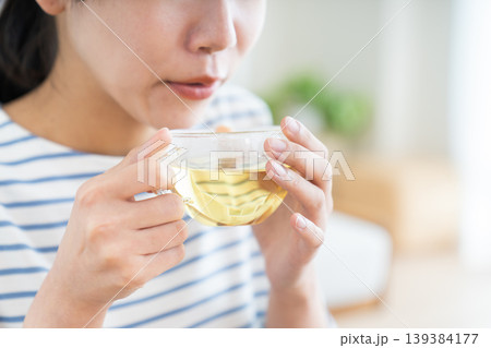 ハーブティーを飲む若い女性 139384177