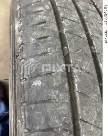 ショルダー摩耗したタイヤのトレッド 139384505