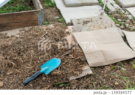 Cardboard in the garden and in permaculture, it provides nutrients and carbon, allows mulching, keeps the soil cool and serves as a method of weeding, brown corrugated cardboard, without ink or glue 139384577