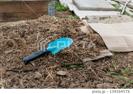 Cardboard in the garden and in permaculture, it provides nutrients and carbon, allows mulching, keeps the soil cool and serves as a method of weeding, brown corrugated cardboard, without ink or glue 139384578