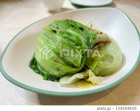 中華料理の前菜、ホタテソースがかかった茹でレタス 中華料理の前菜、ホタテソースがかかった茹でレタス 139384650