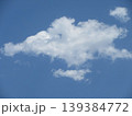 青空に浮かぶ白い雲 139384772