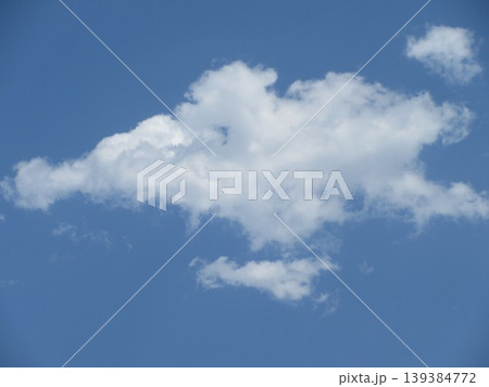 青空に浮かぶ白い雲 青空に浮かぶ白い雲 139384772