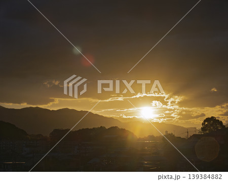 明日を照らす希望、山並みに溶ける黄金の夕景 139384882