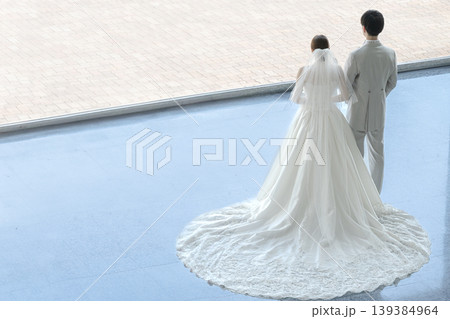 チャペルで並ぶ新郎新婦の後ろ姿 チャペルで並ぶ新郎新婦の後ろ姿 139384964