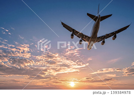 夕焼け空を飛ぶ旅客機の航空イメージ 夕焼け空を飛ぶ旅客機の航空イメージ 139384978