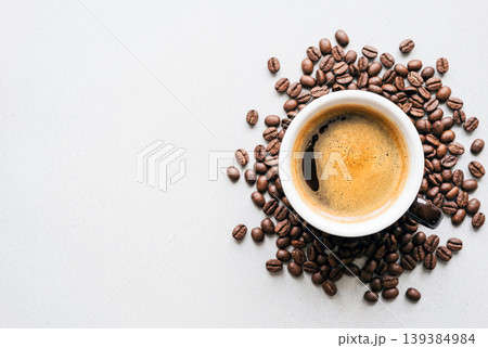 余白のあるコーヒーと豆の俯瞰写真 139384984