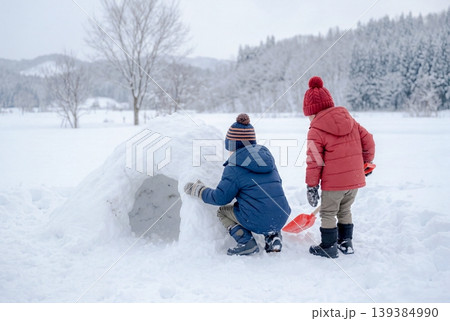 雪原でかまくらを作る子供たち 雪原でかまくらを作る子供たち 139384990