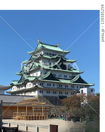 青空に映える名古屋城の風景 日本の歴史的観光スポット 139385259