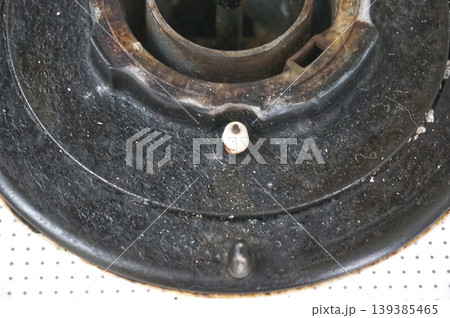 掃除前の汚いガスコンロ　dirty gas stove before cleaning 139385465