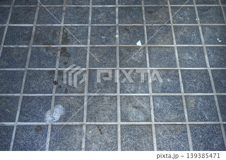 掃除前の汚い玄関タイル Dirty tile of the entrance 掃除前の汚い玄関タイル Dirty tile of the entrance 139385471