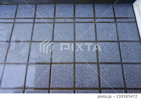 掃除後のきれいな玄関タイル Tile of the entrance after cleaning 掃除後のきれいな玄関タイル Tile of the entrance after cleaning 139385472