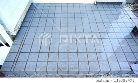 掃除後のきれいな玄関タイル Tile of  the entrance after cleaning 139385473