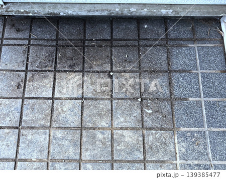 掃除前の汚い玄関タイル Dirty tile of the entrance 掃除前の汚い玄関タイル Dirty tile of the entrance 139385477