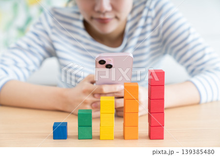 積み木を見る若い女性 139385480