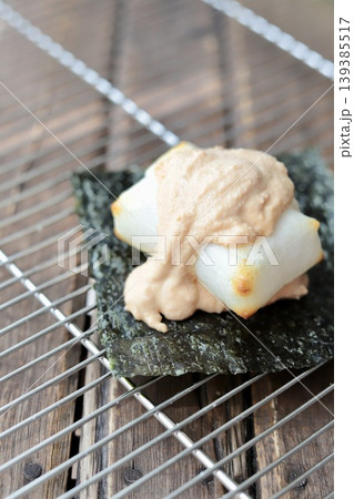 ケーキクーラの上に置いた焼きたてのタラマヨ磯辺餅 ケーキクーラの上に置いた焼きたてのタラマヨ磯辺餅 139385517
