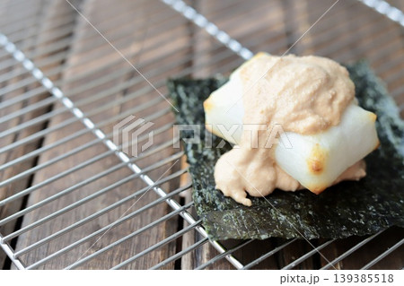 ケーキクーラの上に置いた焼きたてのタラマヨ磯辺餅 139385518