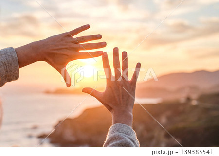 夕日を手で切り取る旅のイメージ 夕日を手で切り取る旅のイメージ 139385541
