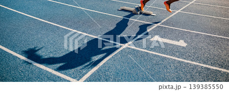 陸上トラックを走り出す短距離選手の影 陸上トラックを走り出す短距離選手の影 139385550