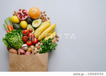 紙袋に入った新鮮な野菜と果物 139385554
