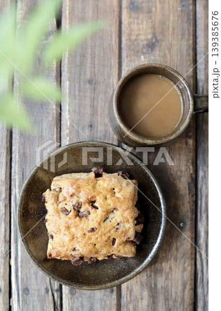 やちむんで楽しむチョコチャンクスコーンとカフェオレのコーヒータイム 139385676