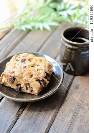 やちむんで楽しむチョコチャンクスコーンでコーヒータイム やちむんで楽しむチョコチャンクスコーンでコーヒータイム 139385690