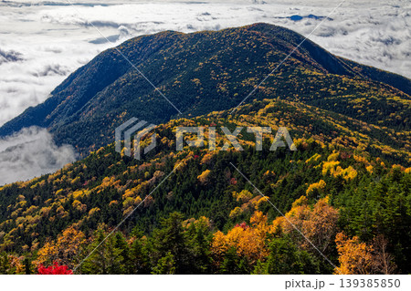 南アルプス・鳳凰三山・砂払岳から見る辻山と雲海 南アルプス・鳳凰三山・砂払岳から見る辻山と雲海 139385850