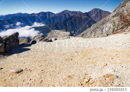 南アルプス・鳳凰三山・砂払岳から見る白峰三山 南アルプス・鳳凰三山・砂払岳から見る白峰三山 139385853
