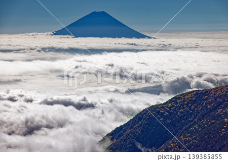 南アルプス・鳳凰三山・砂払岳から見る雲上の富士山 南アルプス・鳳凰三山・砂払岳から見る雲上の富士山 139385855