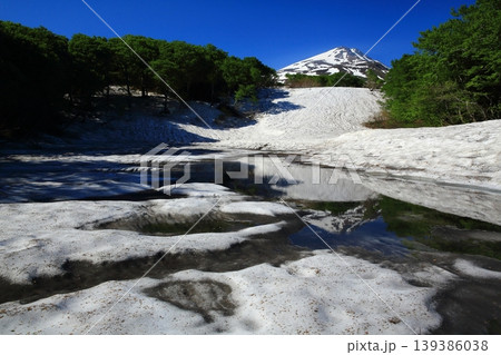 初夏の青い川と残雪の鳥海山の風景 139386038
