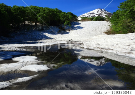 雪の残る春の鳥海山 雪の残る春の鳥海山 139386048