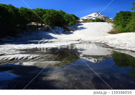 雪の残る春の鳥海山 雪の残る春の鳥海山 139386050