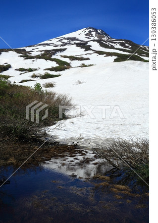 雪の残る春の鳥海山 139386053
