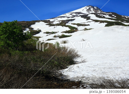 雪の残る春の鳥海山 139386054
