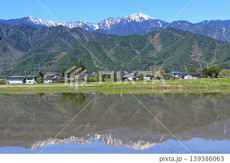 安曇野 春の田園と北アルプス 安曇野 春の田園と北アルプス 139386063