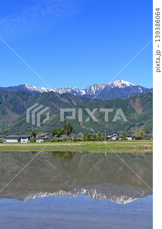 安曇野　春の田園と北アルプス 139386064