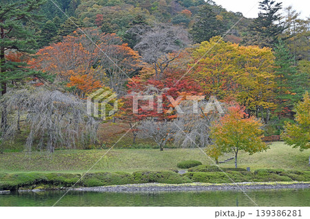 山裾を彩る秋の錦 湖畔に広がる色鮮やかな紅葉と静寂の日本庭園 山裾を彩る秋の錦 湖畔に広がる色鮮やかな紅葉と静寂の日本庭園 139386281