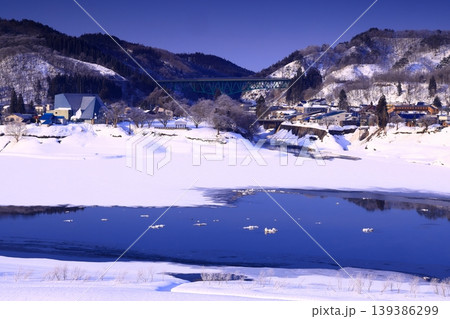 冬の夜明けの風景 冬の夜明けの風景 139386299