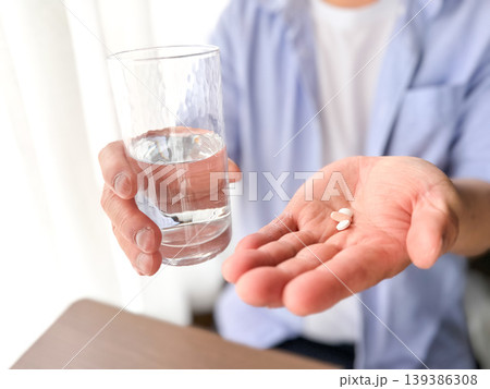 薬を飲む中年男性 薬を飲む中年男性 139386308