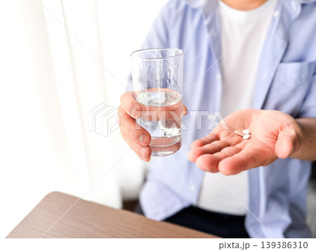 薬を飲む男性 139386310