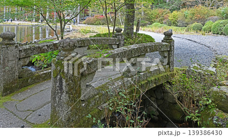 歴史を刻む石橋の佇まい 苔むす古橋と清らかな流れが織りなす庭園の風情 139386430
