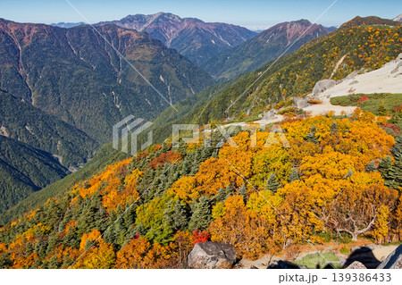 紅葉の南アルプス・鳳凰山・砂払岳から見る仙丈ヶ岳 紅葉の南アルプス・鳳凰山・砂払岳から見る仙丈ヶ岳 139386433