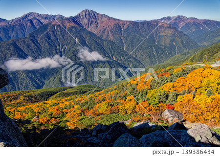 秋色の南アルプス・鳳凰山・砂払岳から見る北岳・間ノ岳・仙丈ヶ岳 139386434