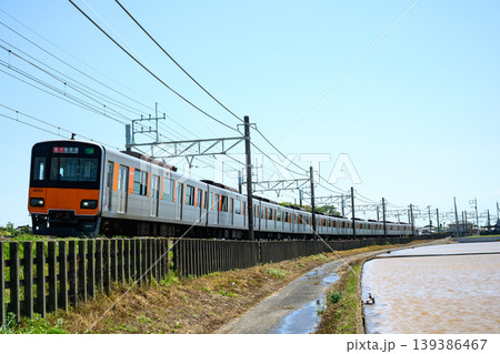 水が張られた水田と東武鉄道50050型電車 水が張られた水田と東武鉄道50050型電車 139386467