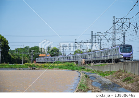 水が張られた水田と東京メトロ18000系電車 水が張られた水田と東京メトロ18000系電車 139386468