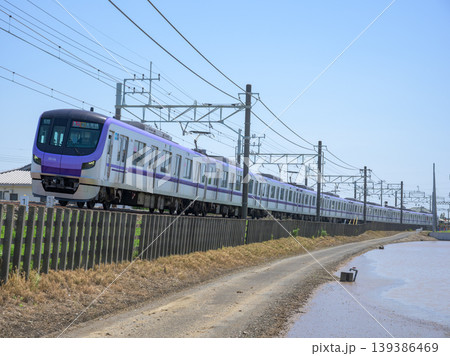 水が張られた水田と東京メトロ18000系電車 水が張られた水田と東京メトロ18000系電車 139386469
