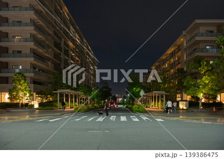 駅前のマンションが立ち並ぶ夜景 139386475