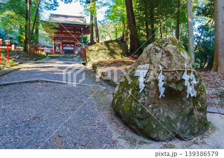 参道の先にある東本宮の朱塗りの楼門と猿岩 参道の先にある東本宮の朱塗りの楼門と猿岩 139386579
