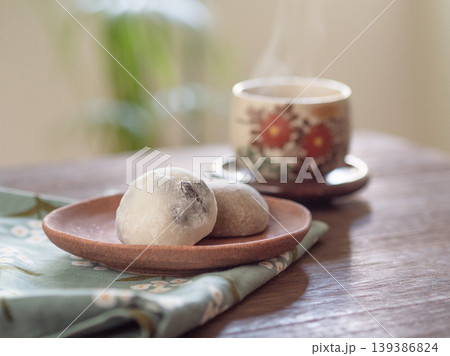 やわらか豆大福と温かいお茶。日本の伝統的なお菓子。 139386824
